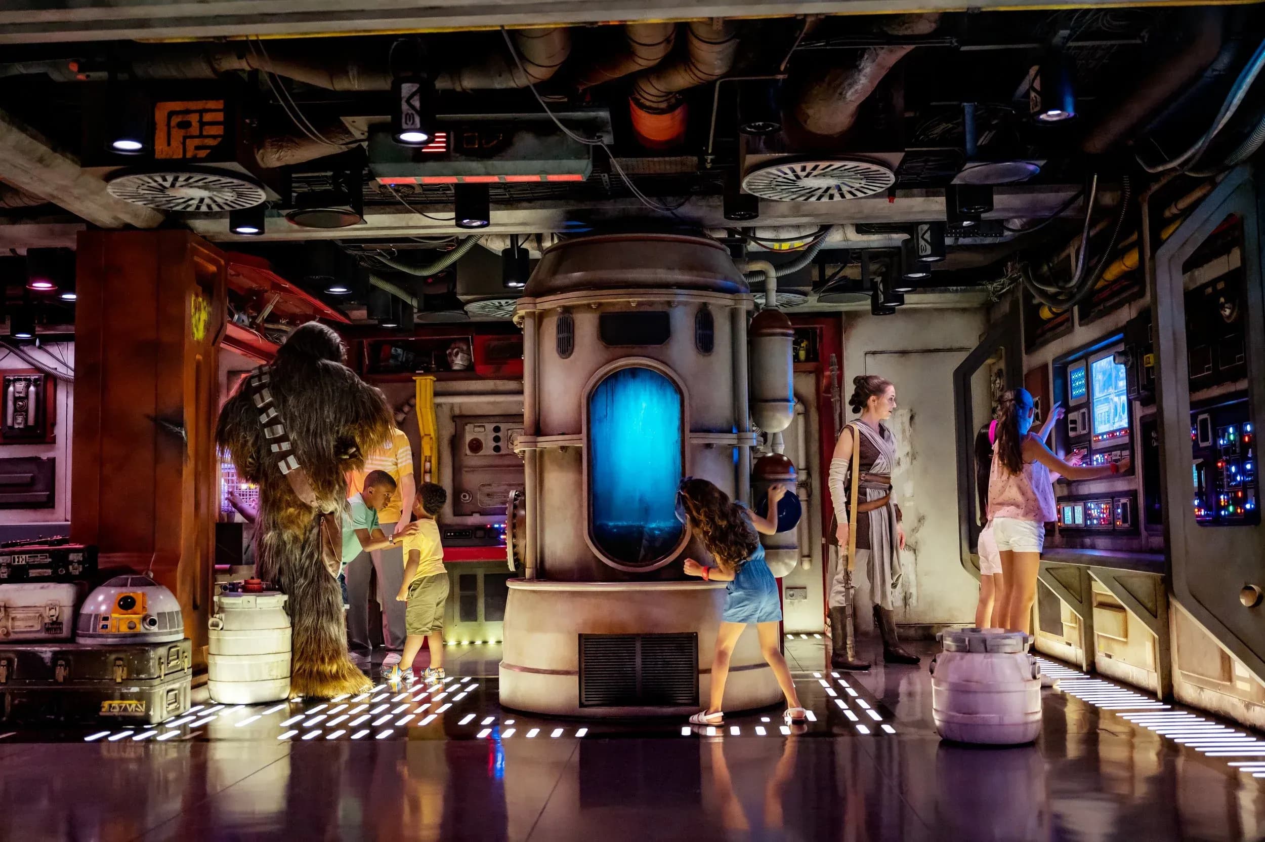 Star Wars: Cargo Bay experience on disney cruise oceaneer Club 