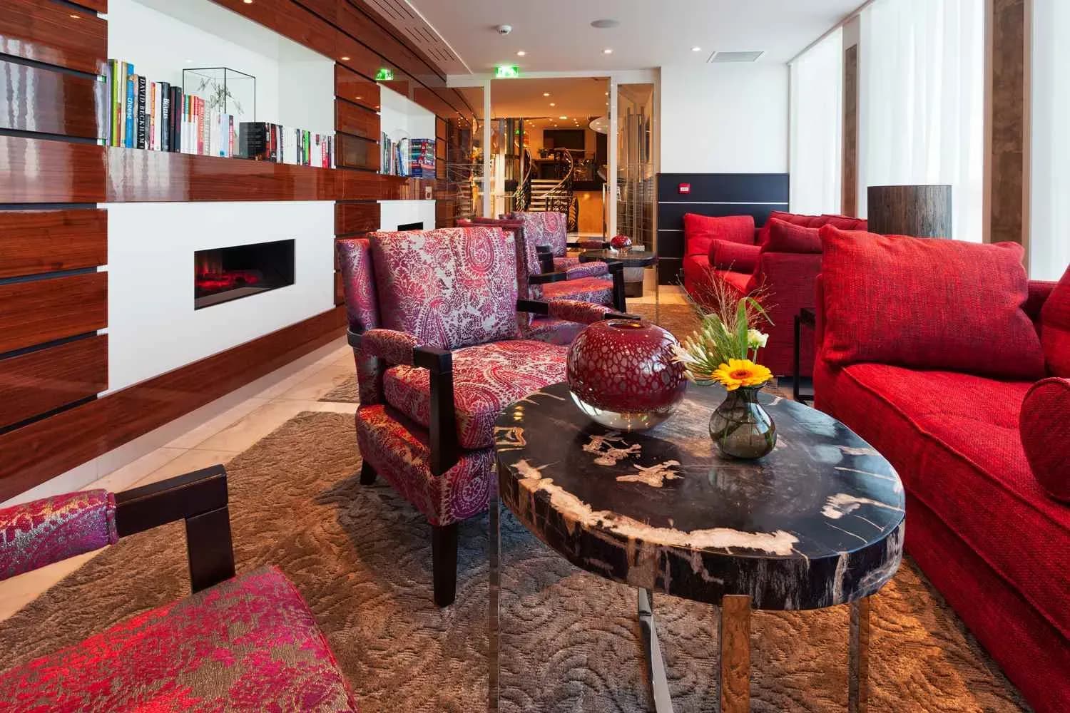 Amavenita river cruise ship library