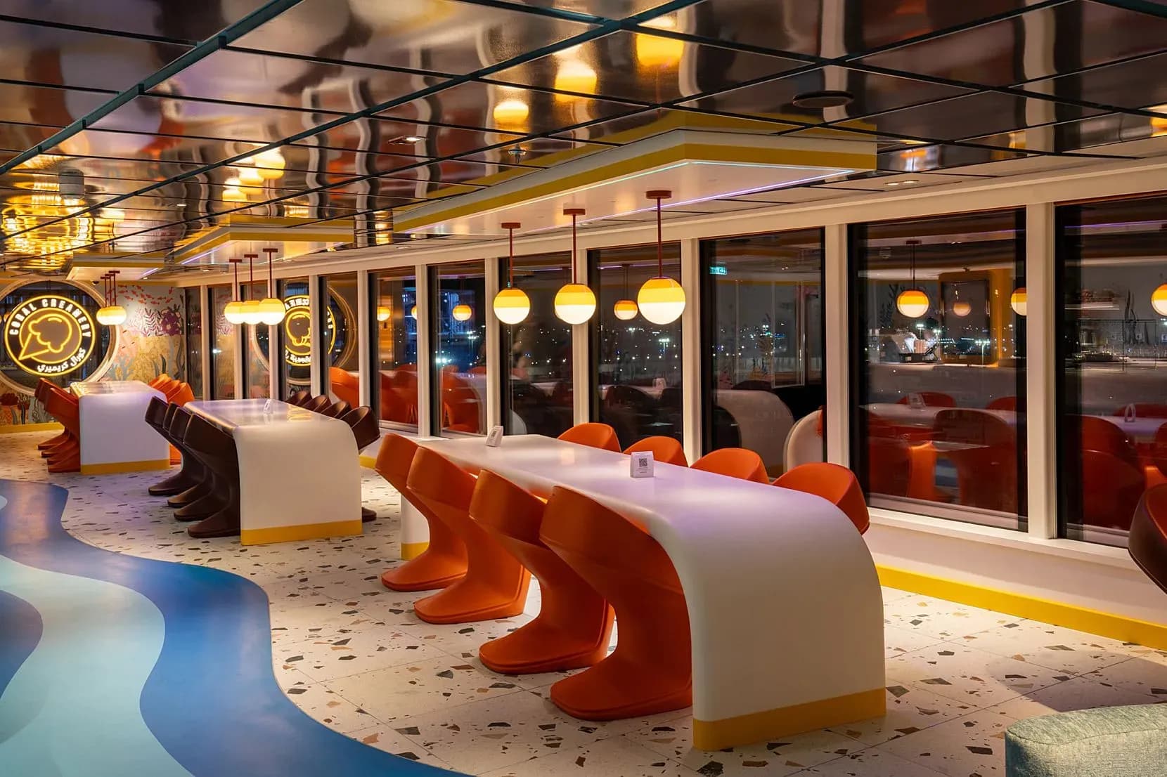 Aroya Cruises restaurants and dining