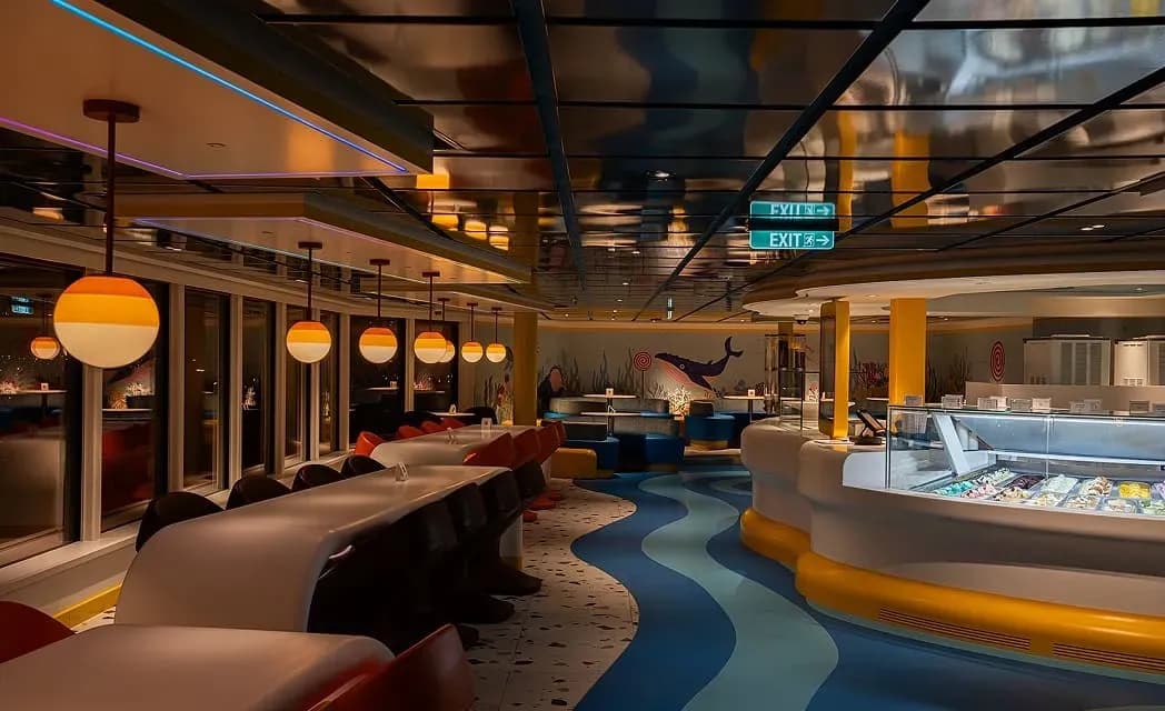 Aroya Cruises restaurants and dining