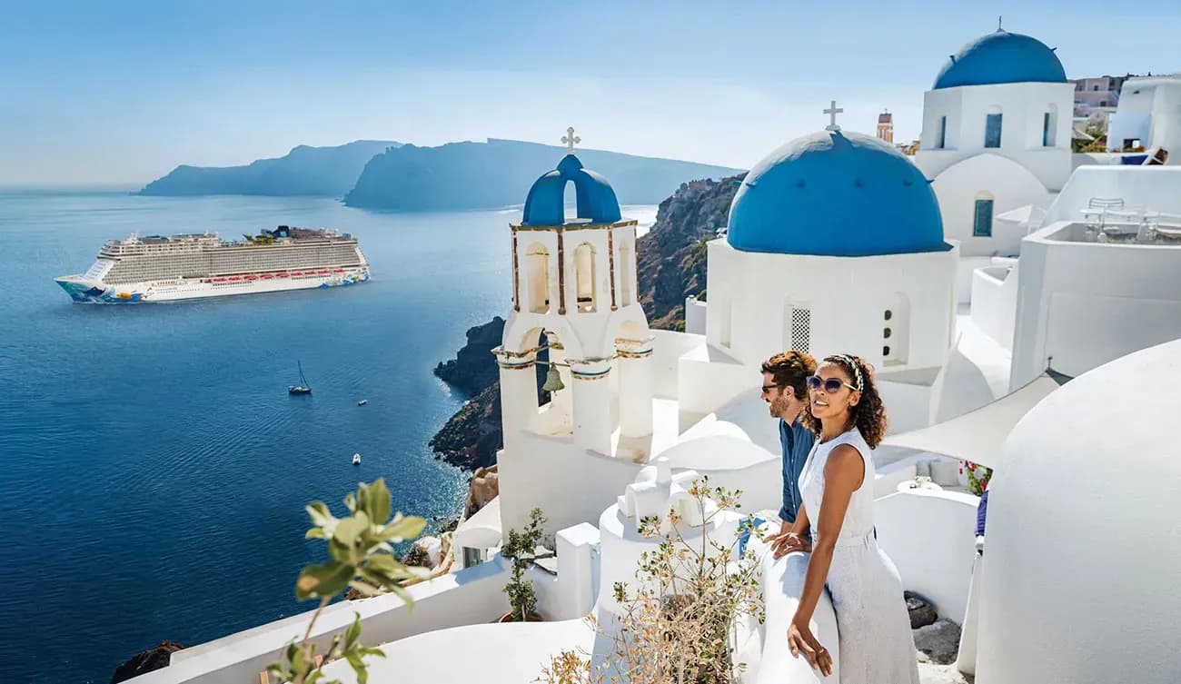 Couple in Santorini - Cruises to santorini