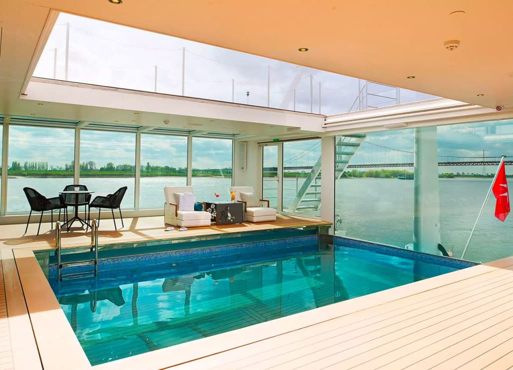 Emerald River Cruise ship facilities