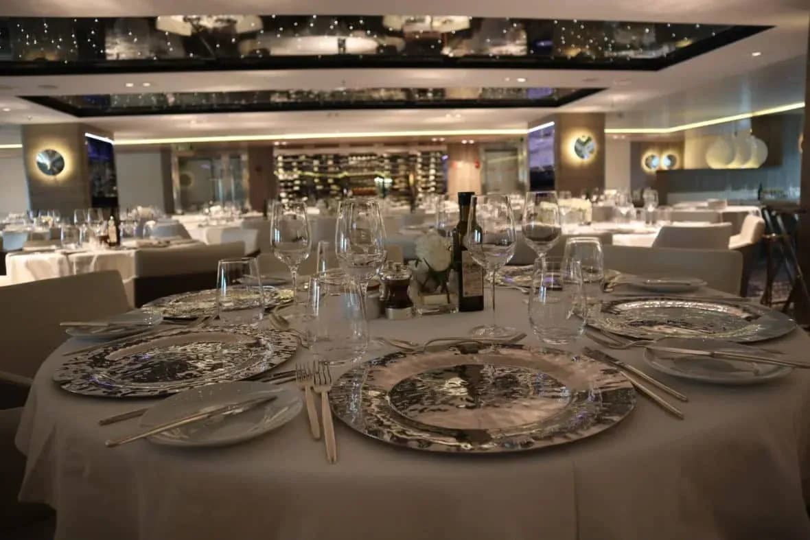 Ponant restaurant and dining