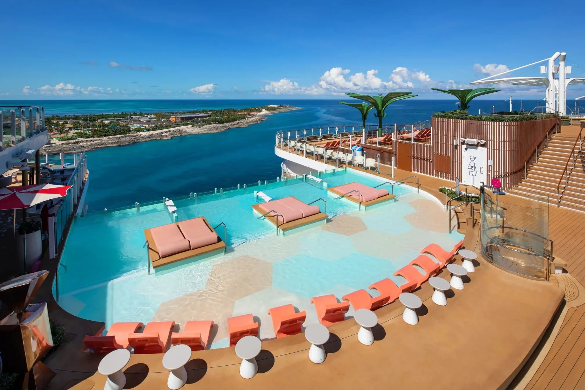 Icon of the Seas Hideaway Swimming pool