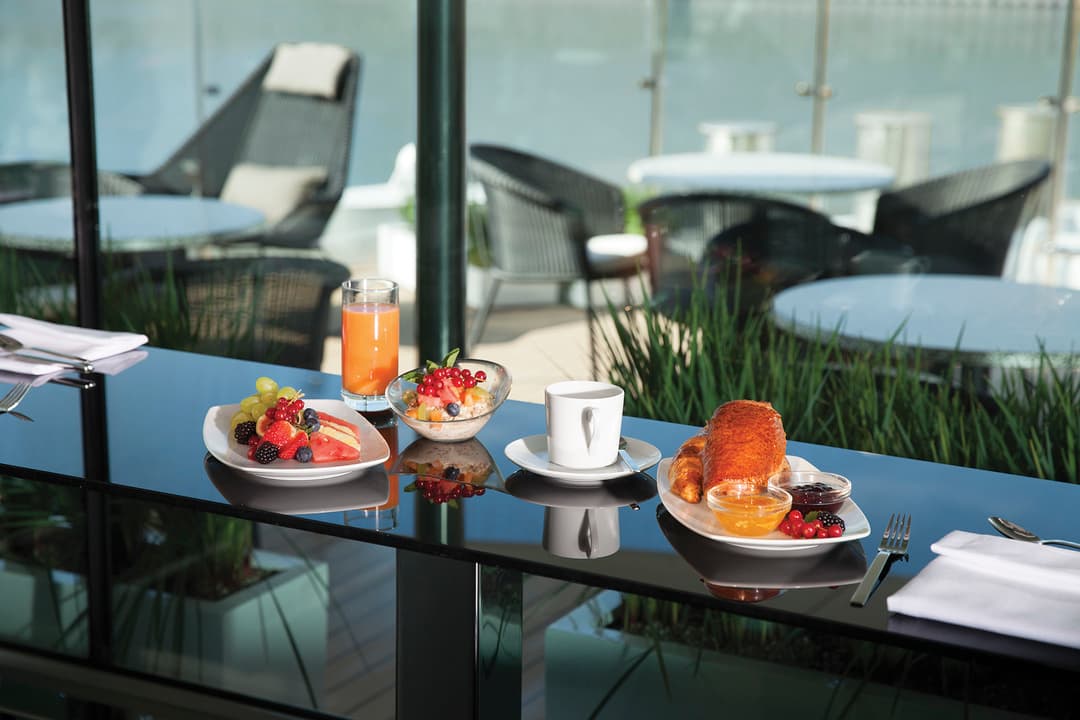 Emerald River cruise dining