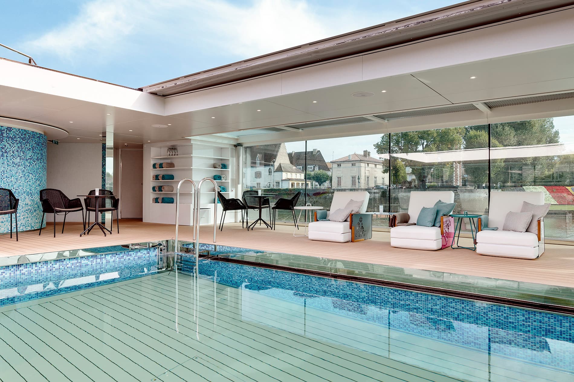 emerald river ship facilities and dining