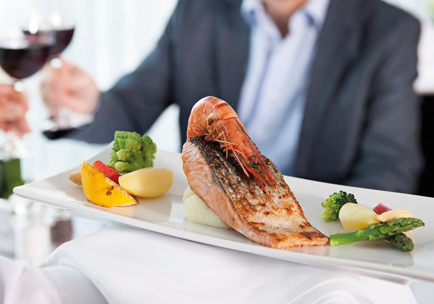 Emerald River cruise dining