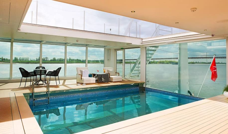 Emerald River Cruise ship facilities