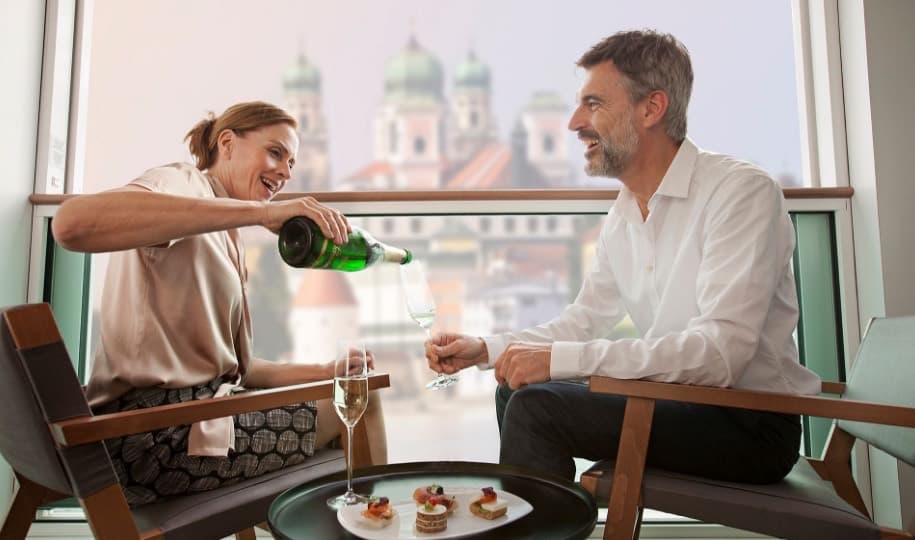 Emerald River cruise dining