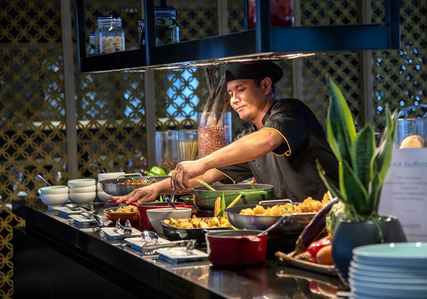 Emerald River cruise dining