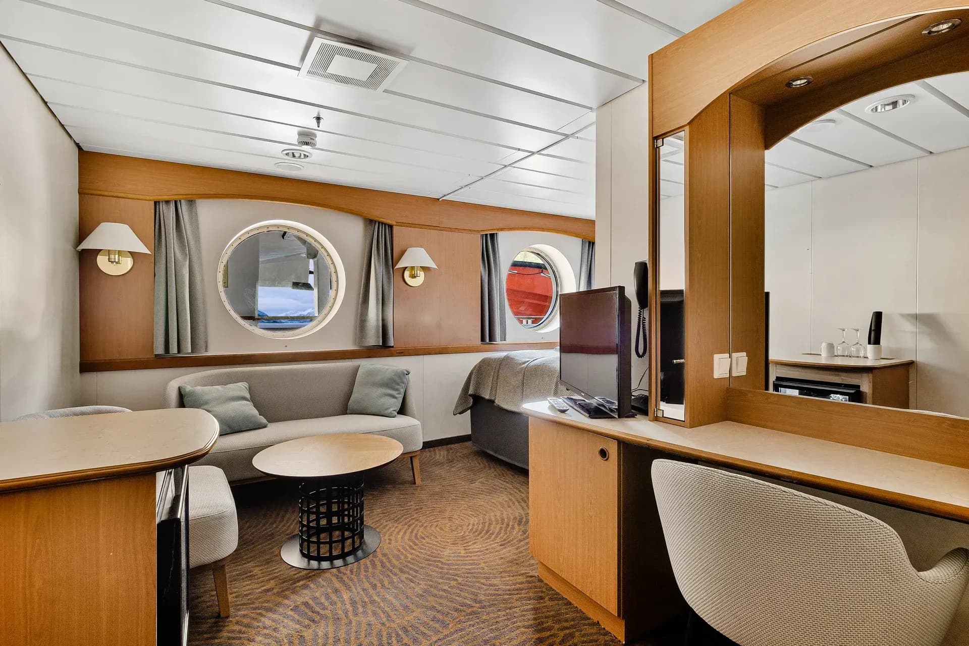 HX Expedition MS Trollfjord Arctic Superior Large with Restricted View