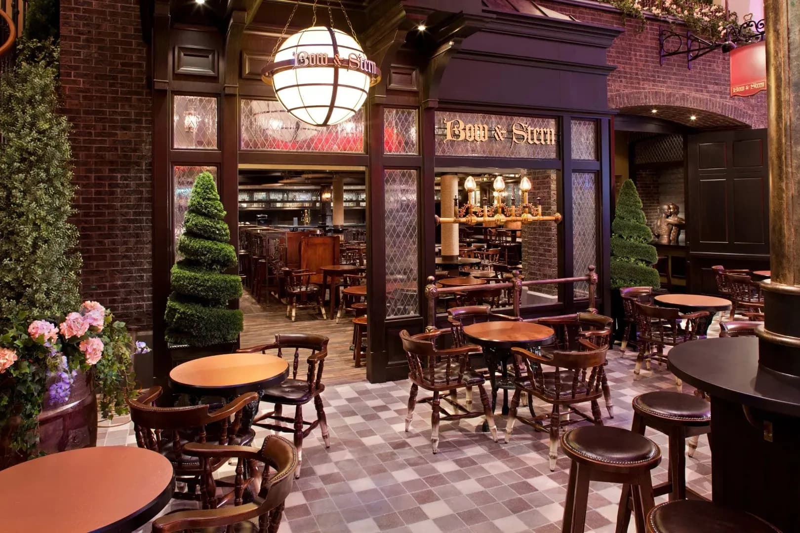Royal Caribbean - Allure of the Seas, Bow & Stern English pub