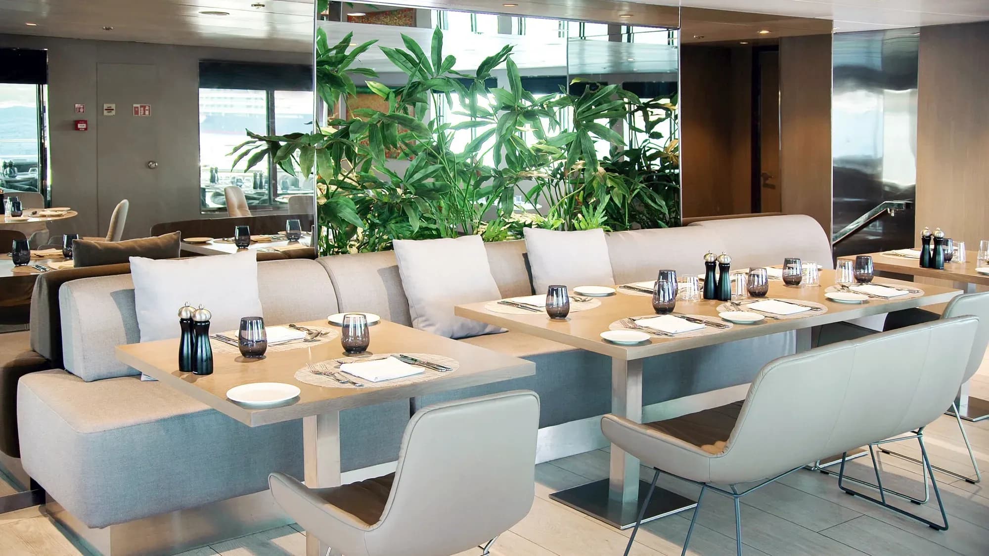 Emerald Azzurra, Dining, La Cucina Dining restaurant buffet