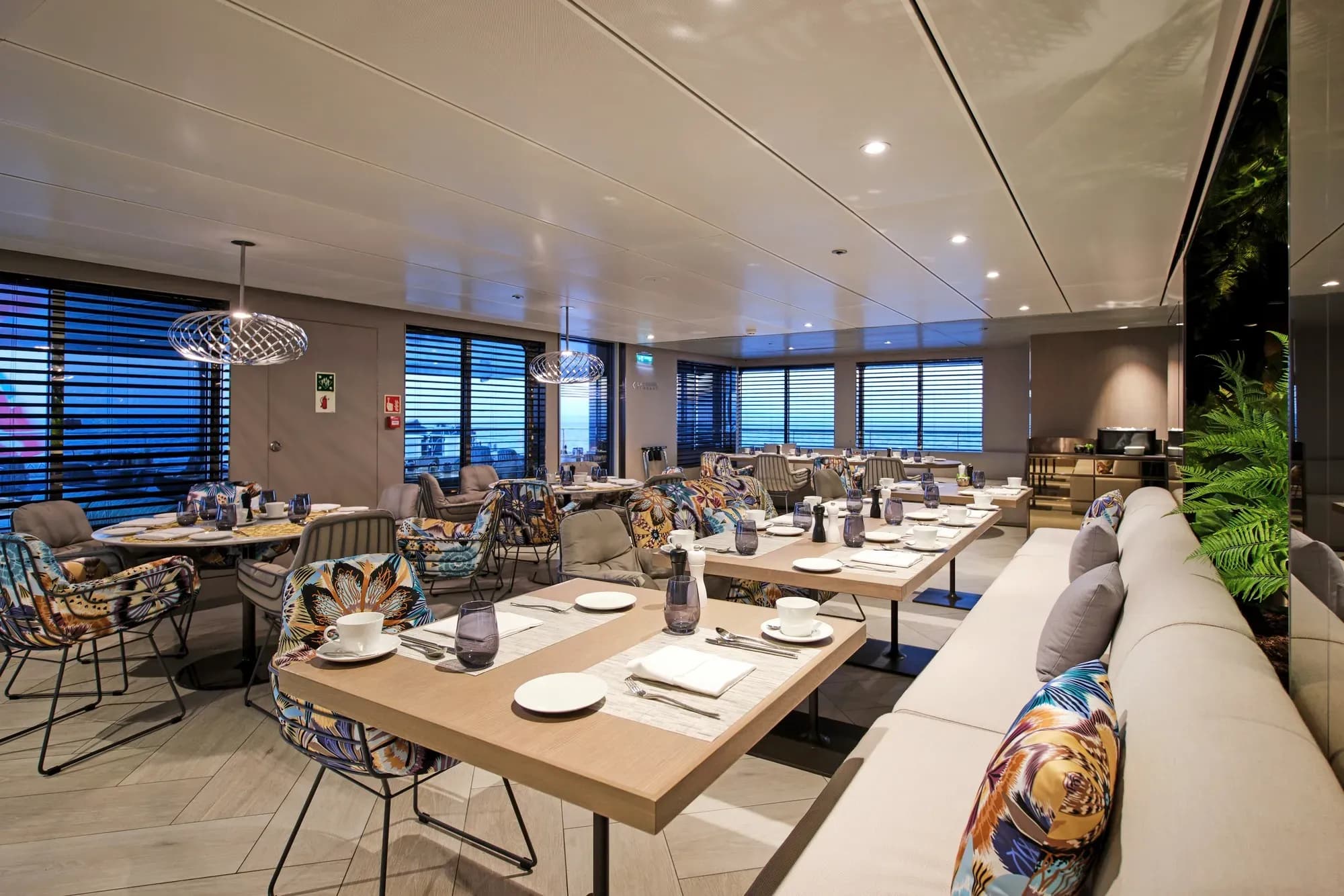 Emerald Azzurra, Dining, La Cucina Dining restaurant buffet