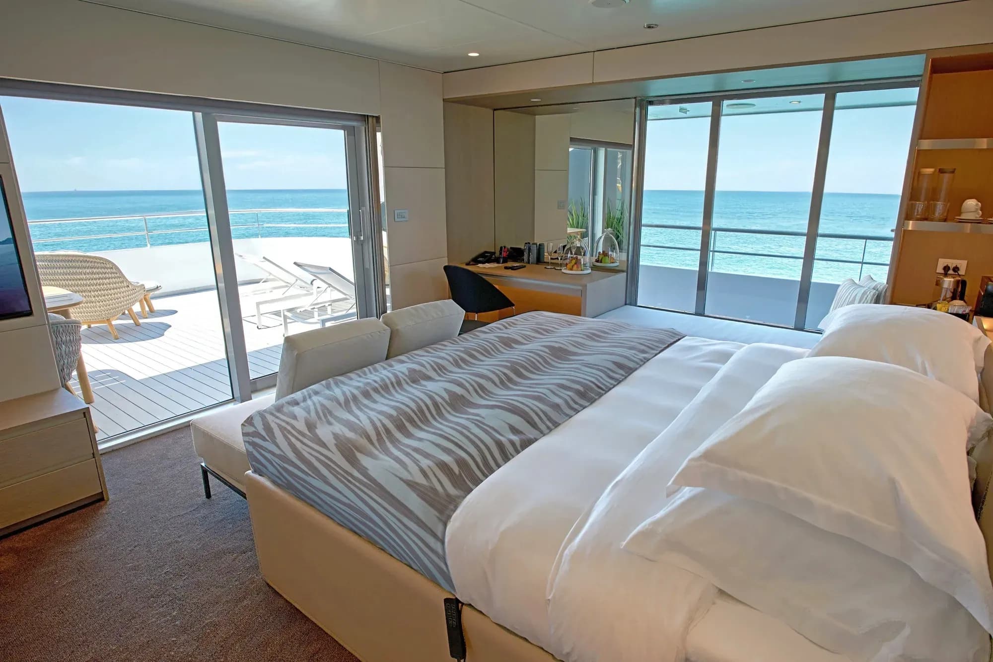 Emerald Azzurra, Yacht Suite