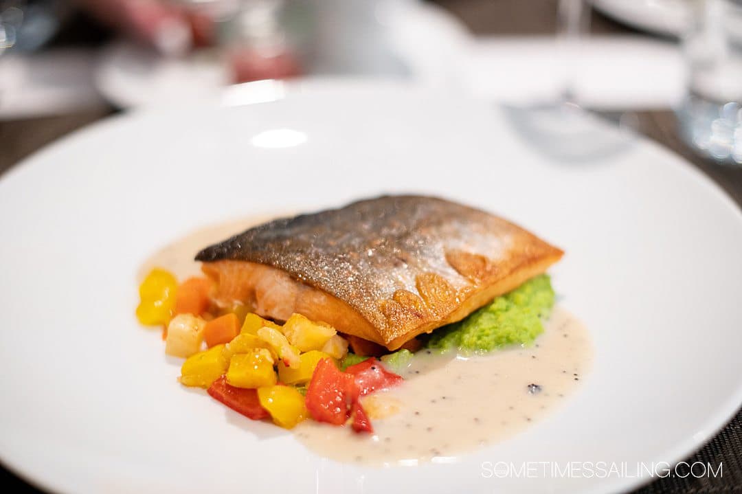 Emerald River cruise dining