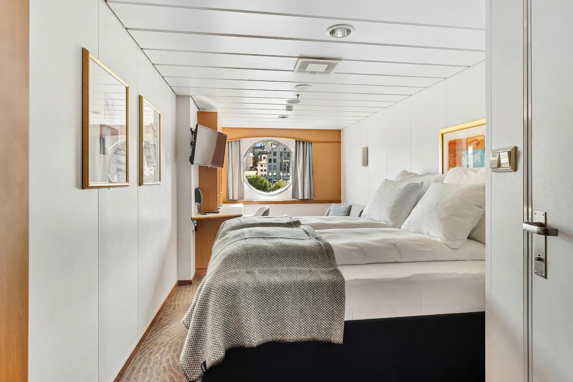 Hurtigruten MS Trollfjord Mini suite