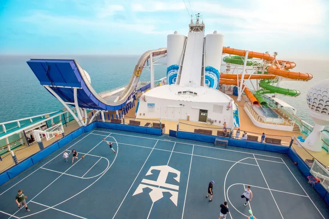 Liberty of the seas, tidal wave sports court